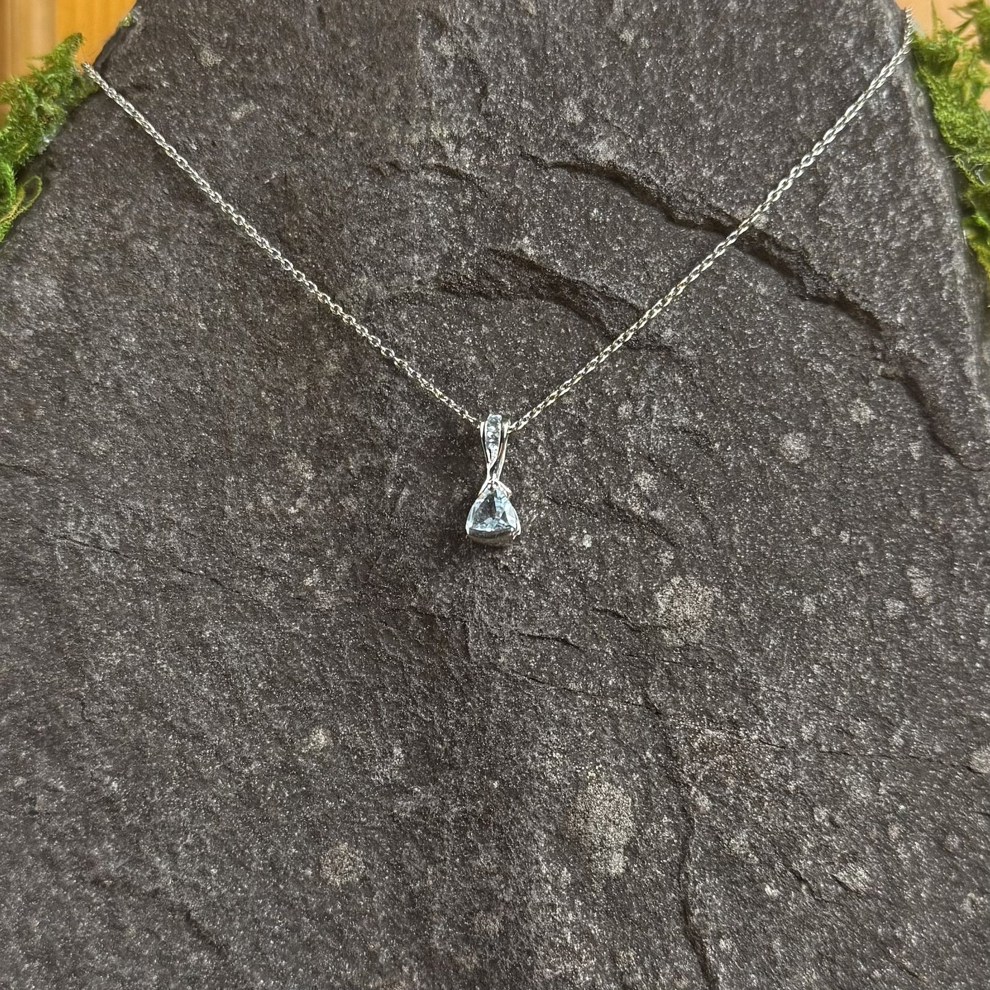 .77ct Genuine Blue Topaz Chain With Pendant